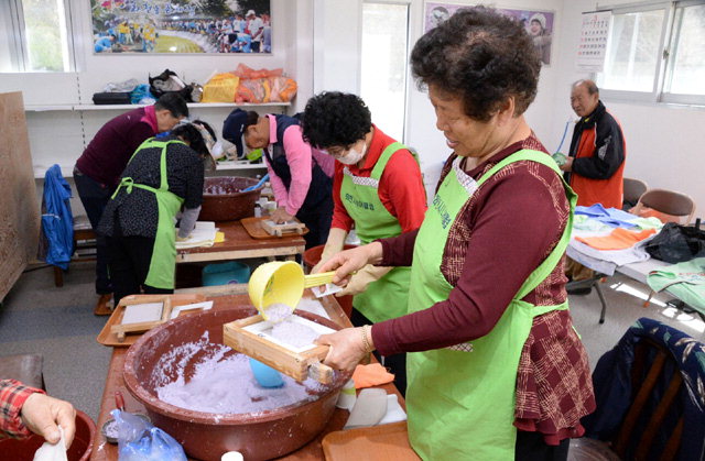 ▲ 화천시니어클럽 회원들이 시장 맞춤형 노인 일자리 사업에 참여해 요리를 하고 있다.