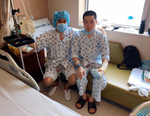 ▲ 간이식 수술을 마친 2사단 공병대대 황유상 일병과 아버지가 병실에서 웃고 있다.