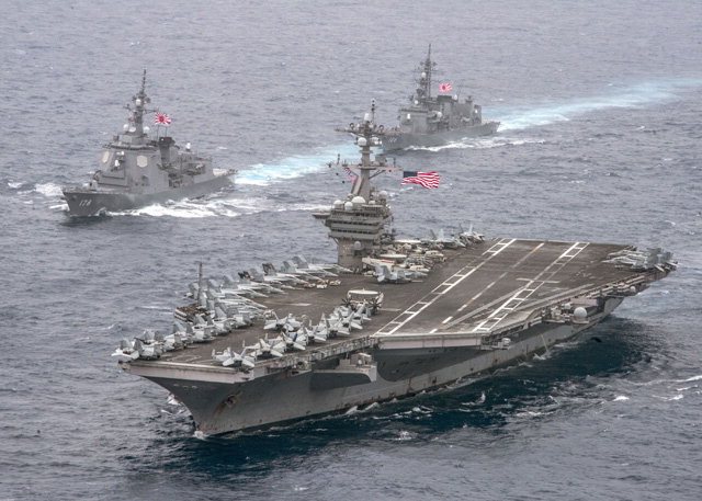 ▲ 26일(현지시간) 미국 핵추진 항공모함 칼빈슨호(맨 앞쪽)가 일본 해상자위대 호위함인 아시가라(왼쪽 앞) 및 사미다레와 함께 필리핀해에서 기동 중인 모습.