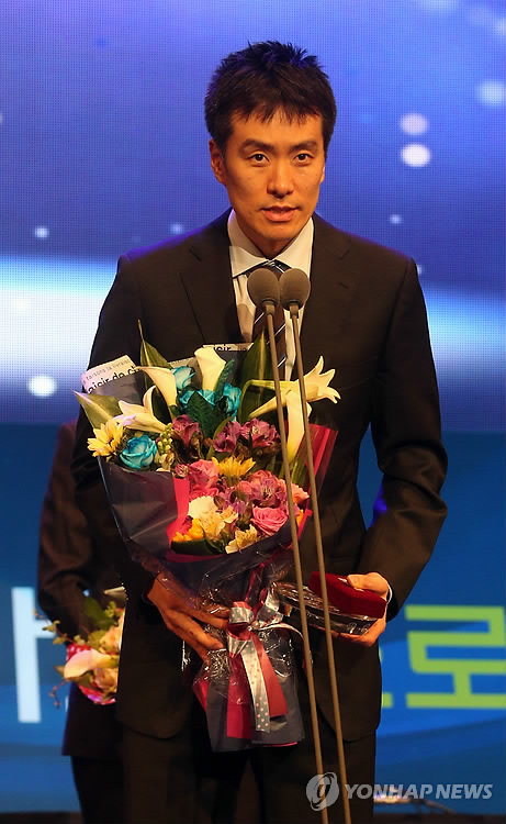 ▲ 2012-2013 프로농구 시상식 당시 특별상을 받은 김성철