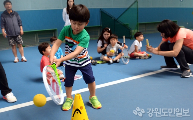 ▲ 제15회 소양강배 춘천 전국 동호인 테니스대회에서 아동들을 위해 마련된 매직테니스에 참가한 어린이가 테니스 체험을 하고 있다.  안병용