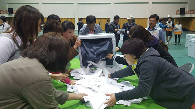▲ 19대 대선 투표가 끝난 9일 오후 속초 청소년수련관 개표소에서 개표종사원들이 투표함을 개함하고 있다.