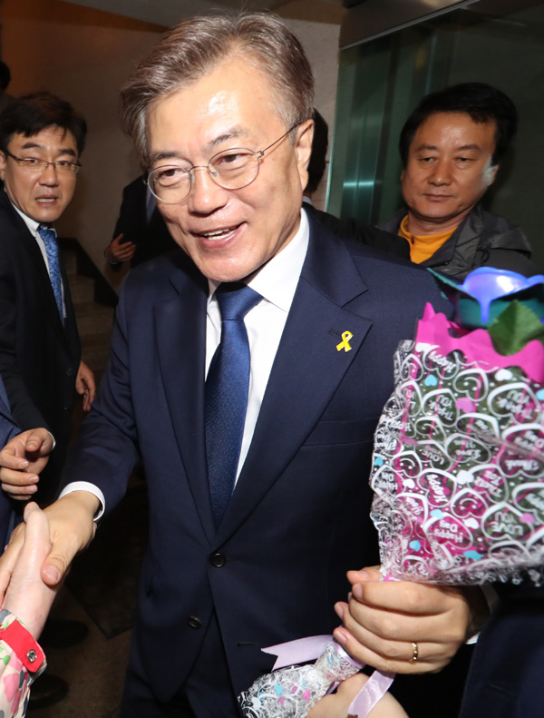 ▲ 더불어민주당 문재인 후보가 9일 오후 국회를 찾은 뒤 서울 서대문구 홍은동 자택으로 돌아오며 주민들과 지지자들의 축하를 받고 있다. 연합뉴스
