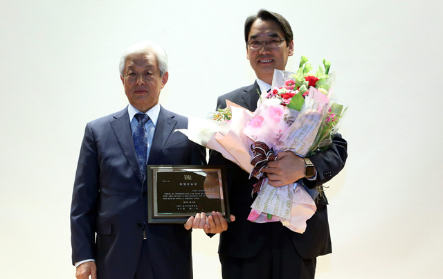 ▲ 이순선(오른쪽) 인제군수는 최근 국립중앙박물관에서 한국박물관협회 주관으로 열린 ‘제20회 자랑스런 박물관인상 시상식’에서 특별공로상을 수상했다.