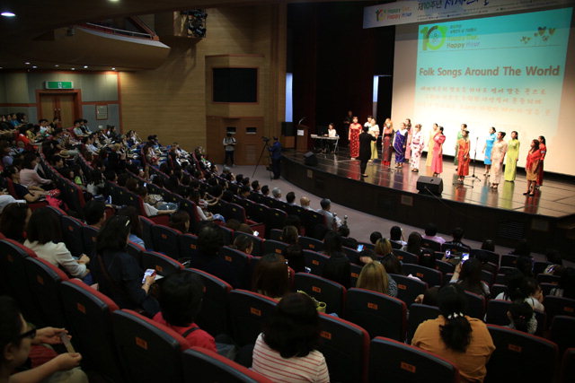 ▲ ‘제10주년 세계인의 날 기념행사’가 23일 강릉단오문화관에서 외국인 400여 명이 참여한 가운데 열렸다.