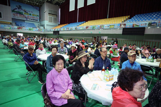 ▲ 제37회 홍천군 장애인의 날 기념식 및 어울림행사가 26일 오전 종합체육관에서 열렸다.