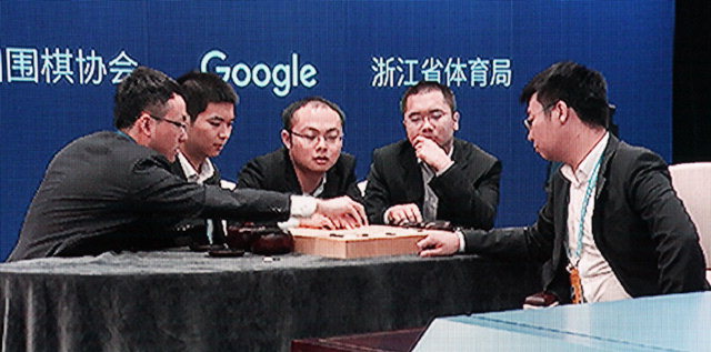 ▲ 26일 중국 저장성 우전에서 저우루이양·천야오예·미위팅·스웨·탕웨이싱 5명의 9단 바둑 기사들이 구글의 인공지능 알파고를 상대로 단체 대국을 펼치고 있다.  연합뉴스