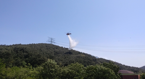 ▲ 평창 이승복 기념관 인근서 발생한 산불 진화하는 헬기