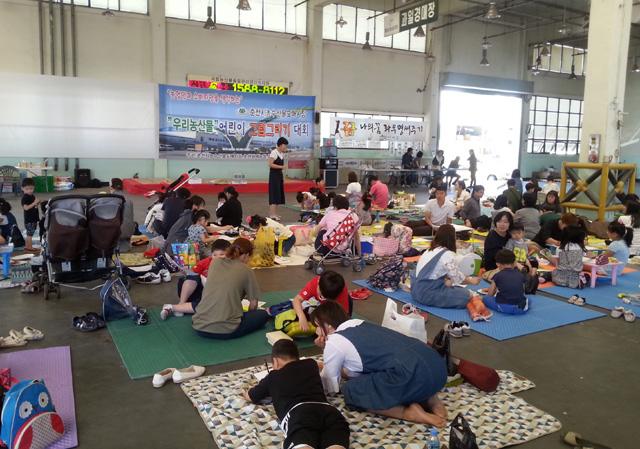 ▲ 춘천시농수산물도매시장은 지난 27일 장내에서 ‘제1회 우리농산물 어린이 그림그리기 대회’를 개최했다.