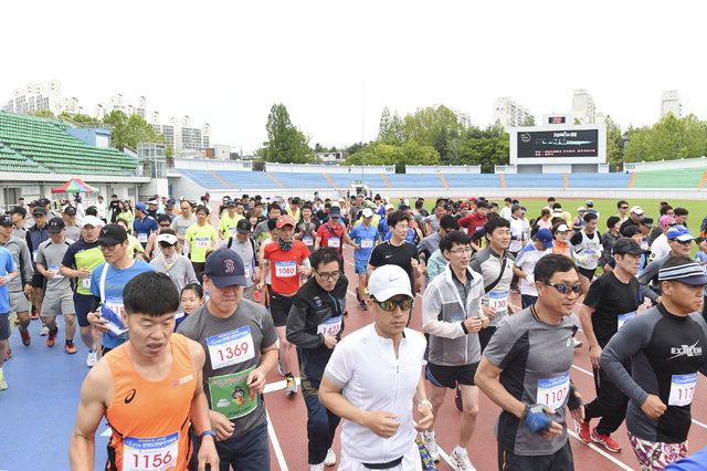 ▲ 강원도민 달리기대회 참가자들이 도민 화합과 2018 평창동계올림픽 성공 개최를 기원하며 출발하고 있다.  