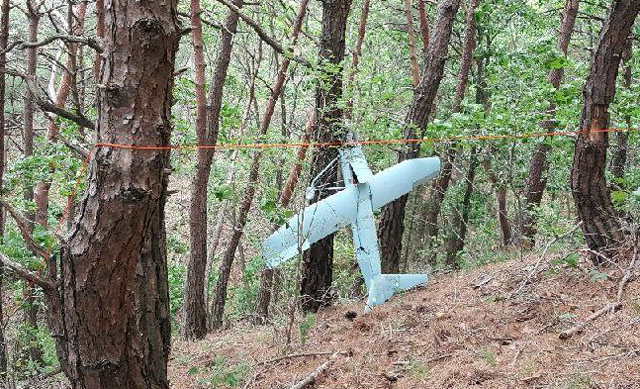 ▲ 9일 인제군 야산에서 발견된 소형 비행체.