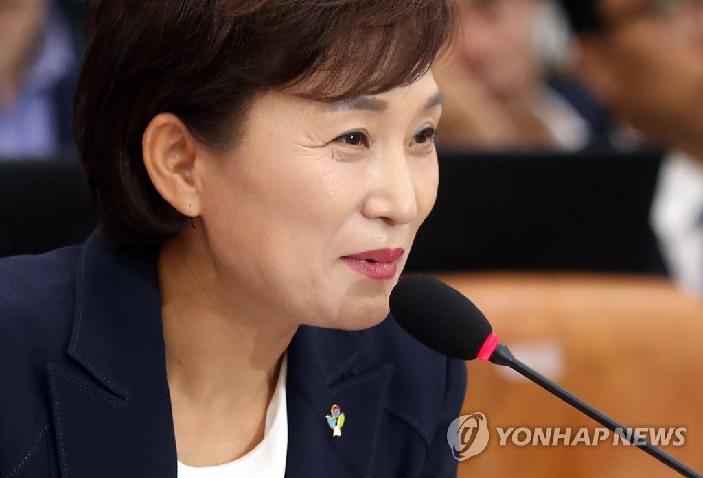 ▲ 김현미 국토교통부 장관 후보자가 15일 오후 국회에서 열린 인사청문회에서 의원 질의를 들으며 미소를 짓고 있다