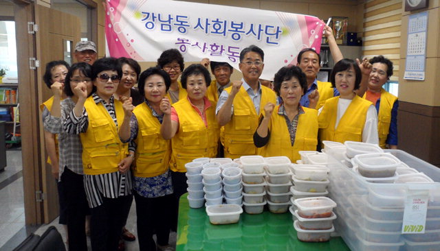 ▲ 춘천 강남동사회복지봉사단(단장 이종수)은 21일 지역내 독거노인과 장애인 가정에 반찬을 전달했다.