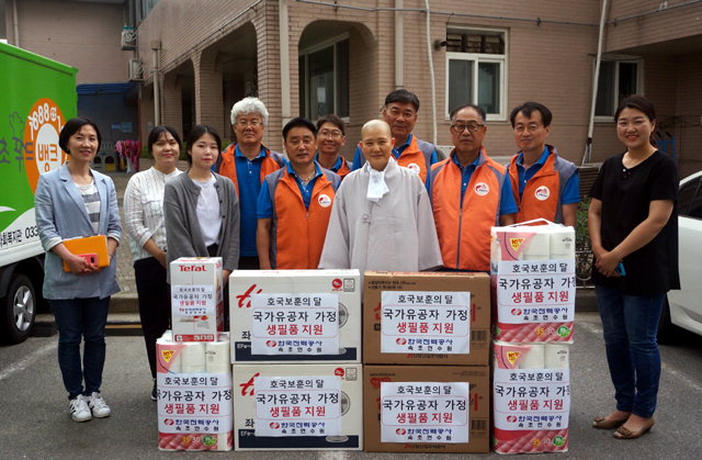 ▲ 한국전력공사 속초연수원(원장 김치구)은 22일 지역 내 국가유공자 가정을 방문해 생필품을 전달했다.
