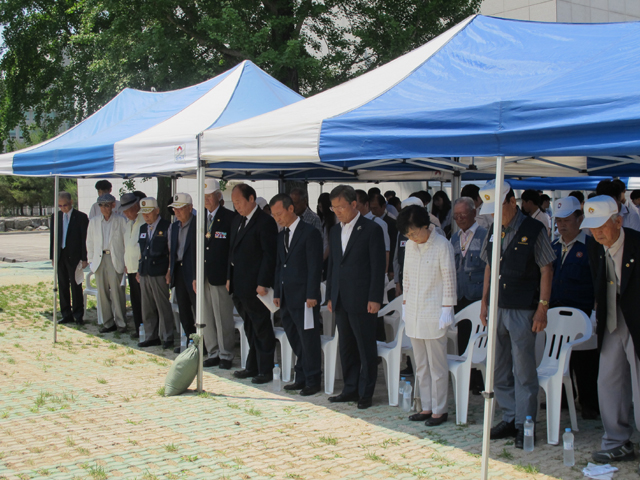 ▲ 춘천 소양고(교장 김종현)는 23일 오전 교내 100주년 기념공원 내 6·25전쟁 참전용사비에서 참배식을 가졌다.