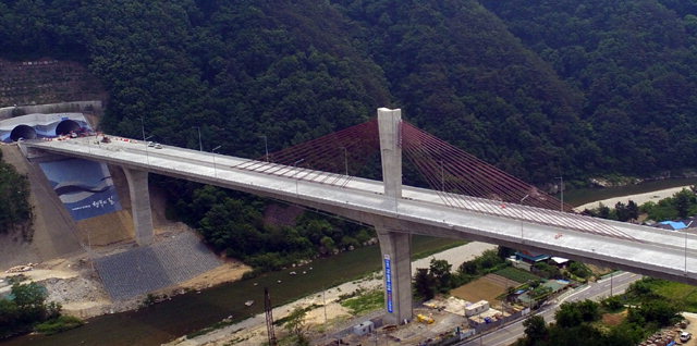 ▲ 서울~양양 고속도로 인제 내린천 구간 다리가 시원스럽게 뚫려 있다.