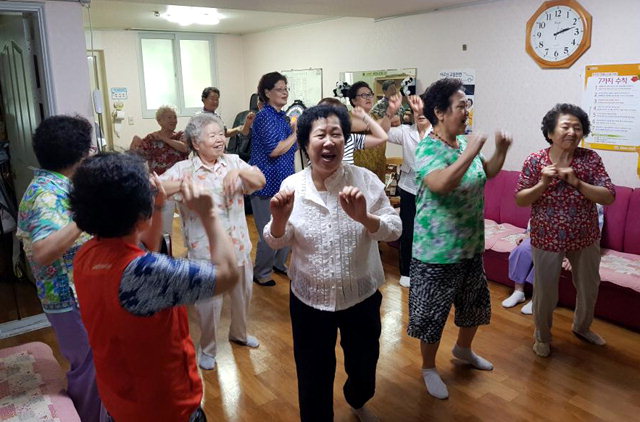 ▲ 원주문화재단은 13일 오전 일산동 경로당을 방문해 노년층을 위한 문화복지 프로그램을 운영했다.