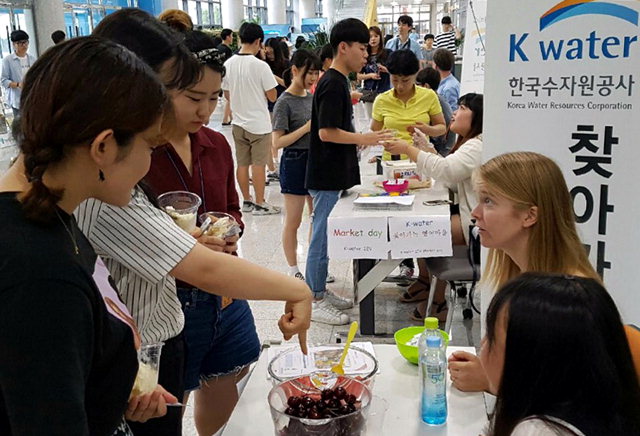 ▲ K-water 인제영어마을(원장 임명희)은 지난 15일 강원진로교육원에서 재능기부 활동을 했다.