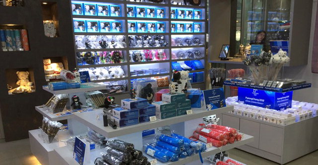 ▲ 평창 올림픽대회 라이선싱 상품을 판매하는 공식 스토어가 서울역에서 문을 열고 운영에 들어갔다.