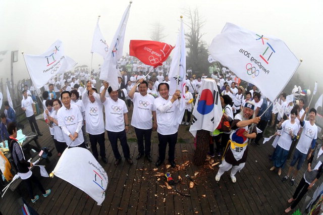 ▲ 평창동계올림픽 G-200 성공개최 기원 평창군민 다짐행사가 24일 오전 대관령면 발왕산 정상에서 각급 기관 단체장과 지역주민 등 500여명이 참가한 가운데 열렸다.