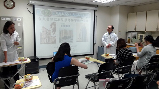 ▲ 차이 자오 쉰 대만국립의과대학원 박사가 호스피스 환자들을 대상으로 진행한 각종 프로그램 사진을 안내하고 있다.