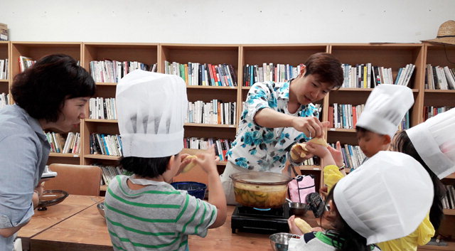 ▲ 청년사업가 최지훈씨가 지역 어린이들과 함께 요리를 만들고 있다.