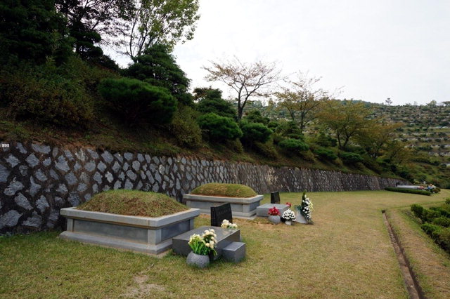 ▲ 함태호 회장 부친 묘소 (사진 왼쪽), 함태호 회장 부부 묘소(오른쪽). 천안 공원묘원 소재.