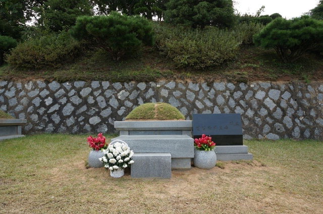 ▲ 함태호 회장 부부 묘소.부인 박여사는 몇 년전에 모셨다.