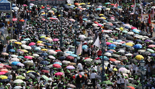 ▲ 11일 오후 서울역 광장에서 공교육 정상화를 촉구하는 전국교육대학생 총궐기 대회가 열리고 있다. 집회에 참석한 학생들이 따가운 햇볕을 피하고자 우산과 모자를 쓰고 있다.
