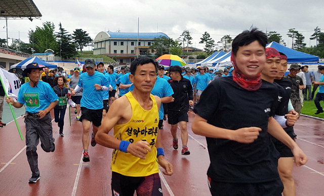 ▲ 광복 72주년 기념 고성군민 달리기 및 걷기 대회가 15일 종합운동장에서 개최된 가운데 달리기대회 참가자들이 힘차게 출발하고 있다.