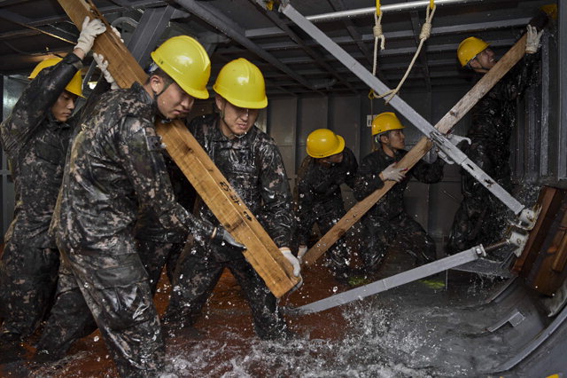 ▲ 동해 해군 제1함대는 16일 동해상에서 함정 손상통제 집중 교육 훈련을 실시했다.
