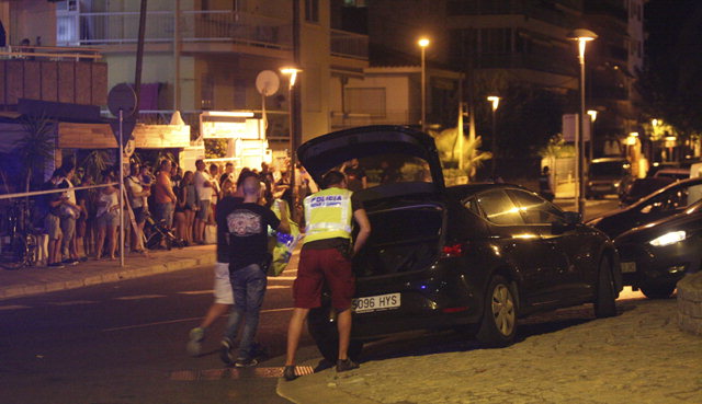 ▲ 18일(현지시간) 새벽 스페인 남부 해안도시 캄브릴스에서 경찰이 차량돌진 테러 용의자 4명을 사살한 직후 용의 차량을 조사하고 있다.