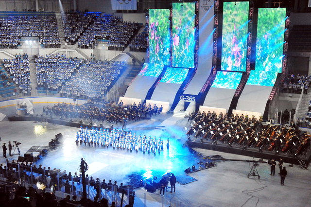 ▲ 지난 2월 강릉하키센터에서 열린 G-1년 올림픽 페스티벌 개막식에서 펼쳐진 2018명 합창단의 공연 모습. 본사DB