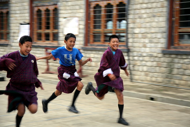 ▲ 부탄 학생들이 전통의상인 고(gho,남)를 입고 뛰어노는 모습.