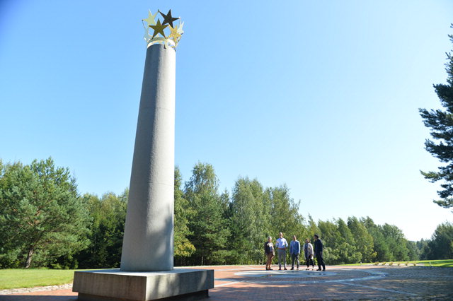 ▲ 지난 2004년 리투아니아 유럽연합 정식 가입을 기념하기 위해 푸르누시케이 유럽센터에 조성한 유로가입 기념탑.조각가 게디미나스 요쿠보니스가 제작했으며 화강암 기둥위에 12개의 금색별이 장식됐다.