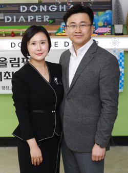 ▲ 김동욱(사진 오른쪽) 동해다이퍼 대표와 동해다이퍼 유통기업인 은성이스트씨 여승연 대표.