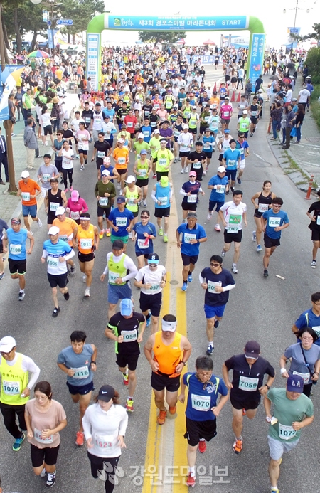 ▲ 2017 강릉 경포 스마일마라톤대회가 10일 경포해변에서 5000여명의 마라톤 동호인들이 참가한 가운데 열렸다. 서영