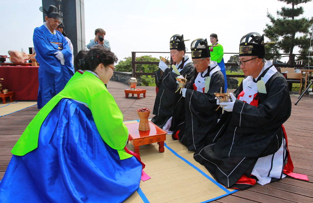 ▲ 이사부 독도축제의 시작을 알리는 이사부 장군의 넋을 기리는 숭모제.