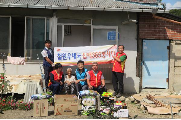 ▲ 철원우체국(국장 연장길) 집배365봉사단은 19일 독거노인 3가구를 선정해 100만원 상당의 생활필수품을 나눠 전달했다.