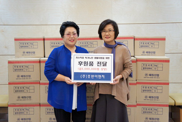 ▲ 호반이엔지(대표 고옥화)는 20일 춘천동부노인복지관을 방문, 300만원 상당의 후원품을 전달했다.