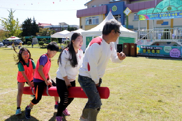 ▲ 철원 용정초교는 20일부터 사흘간의 일정으로 지역주민이 함께 참여하는 가을축제를 개최하고 있다.