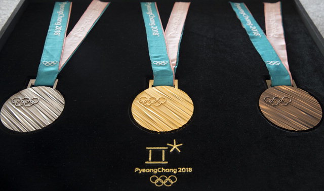 ▲ 21일 오전 서울 중구 동대문디자인플라자에서 열린 평창올림픽 메달 공개행사에서 메달이 진열돼 있다.▶관련기사 8면