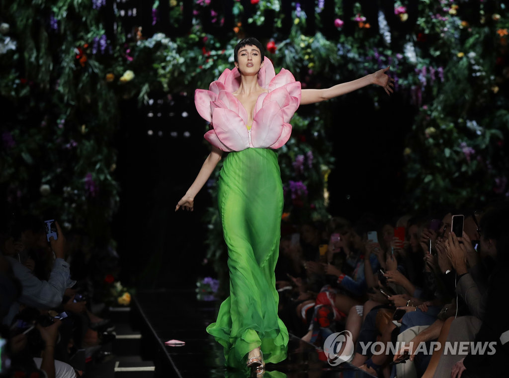 ▲ 21일(현지시간) 이탈리아 밀라노에서 열린 2018 봄/여름 여성복 패션쇼에서 한 모델이 패션브랜드 모스키노의 의상을 선보이고 있다.