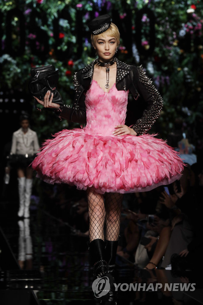 ▲ 21일(현지시간) 이탈리아 밀라노에서 열린 2018 봄/여름 여성복 패션쇼에서 한 모델이 패션브랜드 모스키노의 의상을 선보이고 있다.