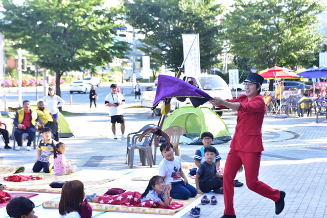 ▲ 영월문화재단(이사장 박선규 군수)은 21,22일 영월읍 군청사거리에서 거리 예술축제인 김삿갓시즘 카니발을 개최했다.