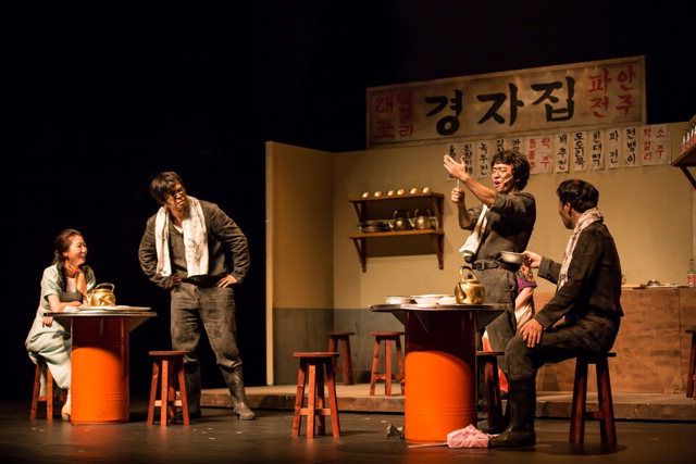▲ 강원도 탄광 지역의 역사를 그린 도립극단의 연극 ‘아버지 이가 하얗다’가 지난 21일 정선아리랑센터에서 펼쳐졌다.  