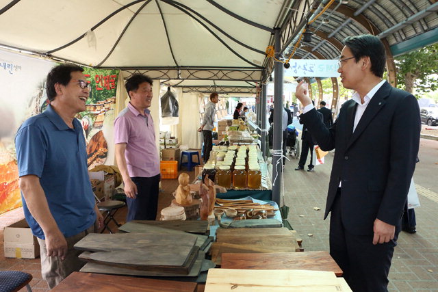 ▲ 인제 도농상생 오픈마켓이 23,24일 이틀간 한국마사회 렛츠런파크 경마장에서 지역의 10개 단체와 농가가 참여한 가운데 열렸다.