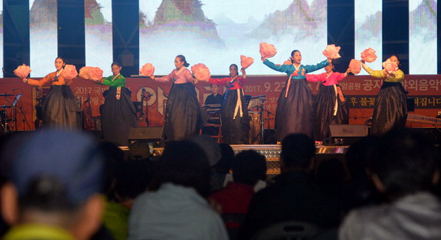 ▲ 2017 국민대통합 아리랑 공연이 지난 23일 춘천 의암공원 공지천 야외음악당에서 열렸다.