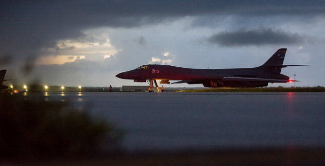 ▲ 미국 공군의 전략폭격기 B-1B 랜서 여러 대가 23일(현지시간) 북한 동해 국제공역을 비행하는 ‘무력시위’를 펼쳤다고 미 국방부가 밝혔다.사진은 이날 앤더슨 기지에서 발진 준비 중인 B-1B 랜서.