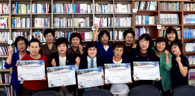 ▲ 춘천시여성단체협의회 회원들이 최근 시여협 사무실에서 ‘평화의 벽·통합의 문’ 건립 캠페인에 참여했다.